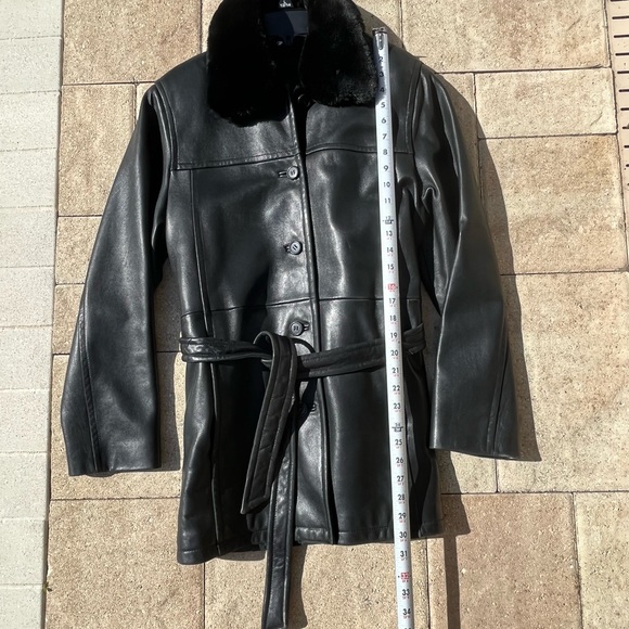 SOLD. .DANIER Buttery Soft Leather Jacket w/ Fur Collar and Belted SZ 6 - 8 - Picture 12 of 16